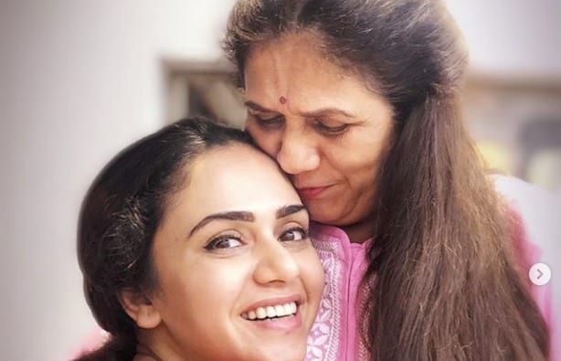Actress Amruta Khanvikar celebrates her mothers birthday on 2 june 2020