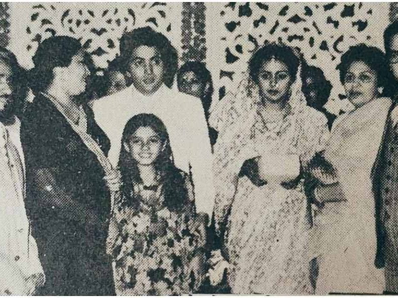 Raveena tandon shares unseen photo of rishi Kapoor and neetu singh